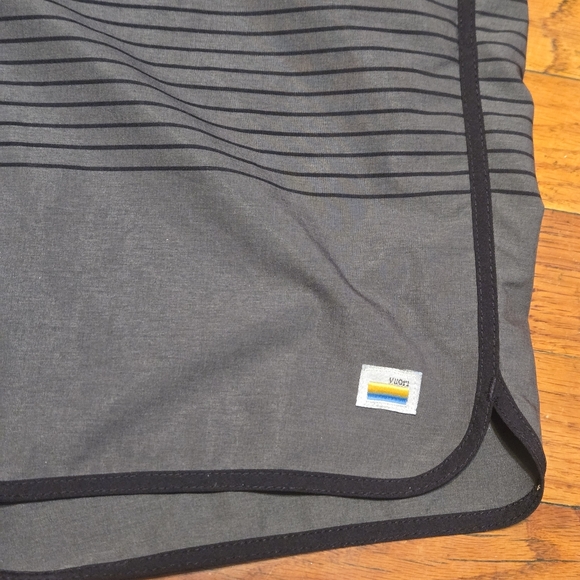 Vuori Banks Shorts Men's Small Gray W/ Black Stripes Swim Shorts (W28/29) - Picture 11 of 11